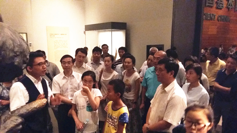 图一：;院领导同党员和积极分子一起参观《古代中国》展览.jpg